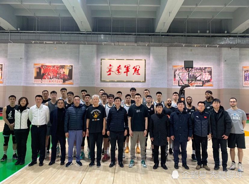 暗淡的光线，幽闭的空间，当调琴师不测的卷进这起谋杀案当中时，他知道本身已无处遁形，只有假戏真做，继续把本身的瞽者脚色饰演下往。